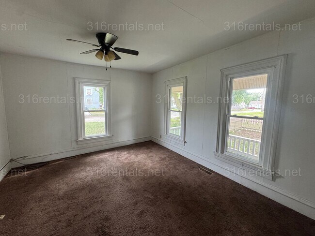 Building Photo - $1099 4 bed 1 bath - Single Family home