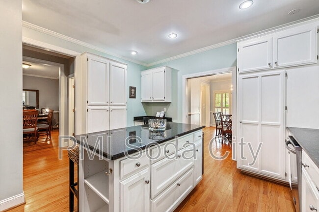 Building Photo - 10 Old Woodlands Ct