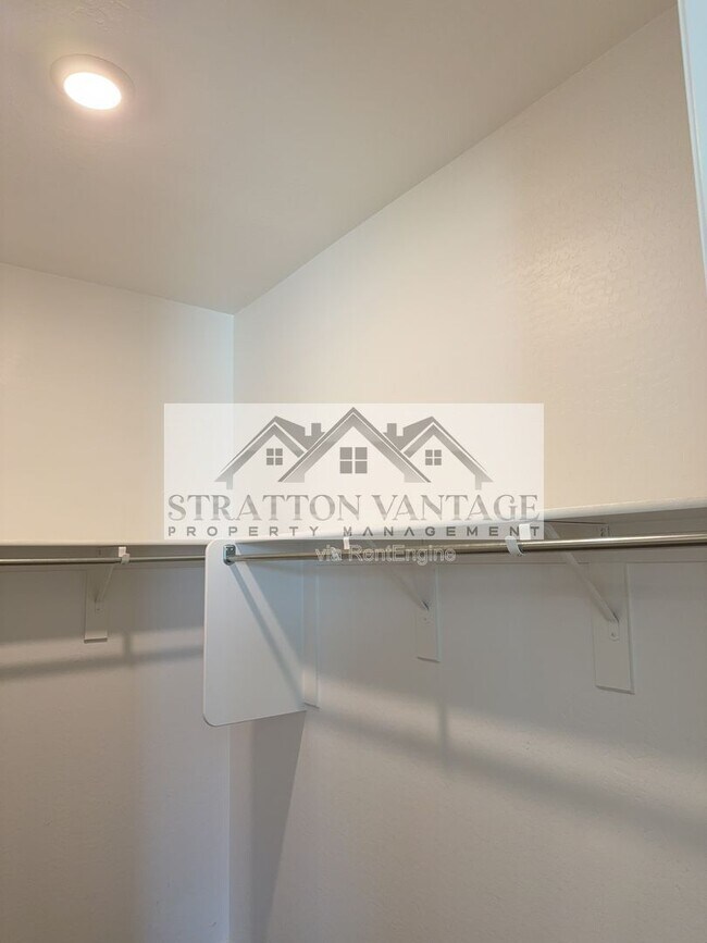 Building Photo - 36005 W San Clemente Ave