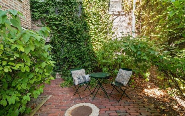 Courtyard - 906 S Elmwood Ave