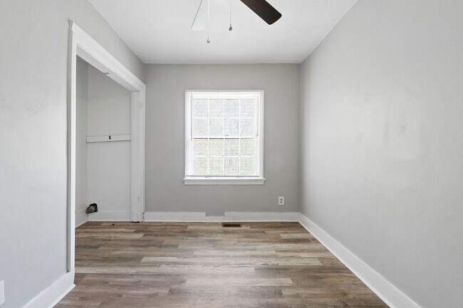 Building Photo - Move-In Special Available! Newly Renovated...