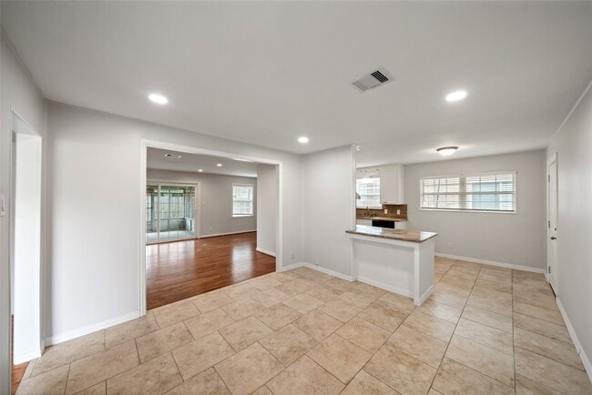 Building Photo - 9779 Westview Dr