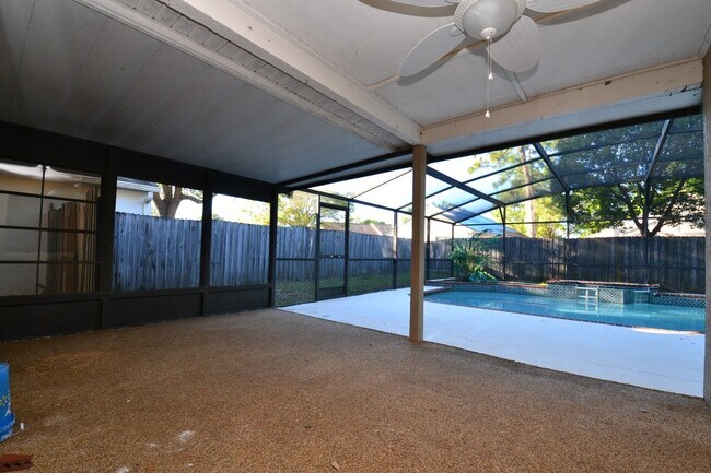 Building Photo - Gorgeous fully upgraded pool home in Ovied...