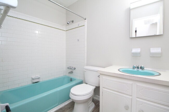 Building Photo - Freshly Updated -Ground-Floor Apartment Ne...