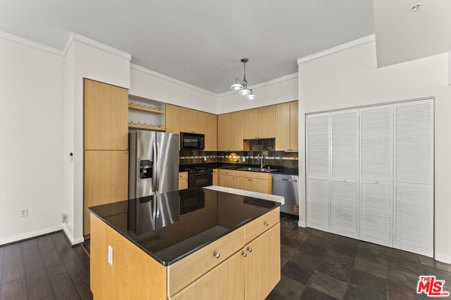 Building Photo - 388 E Ocean Blvd