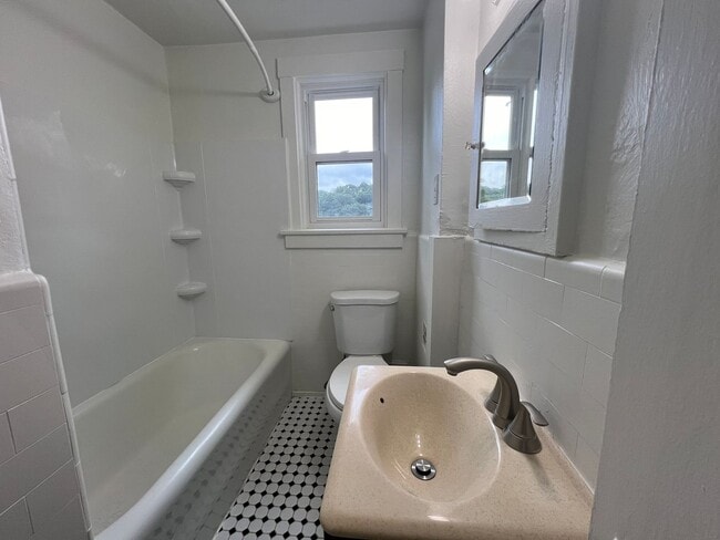 Building Photo - Charming Rowhouse in the Heart of Morningside!