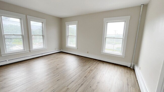 Building Photo - 394 Elm St