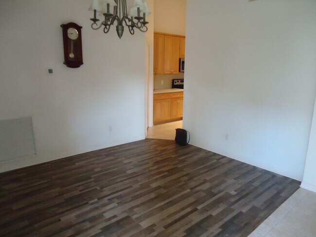 Building Photo - 5824 NW Zenith Dr