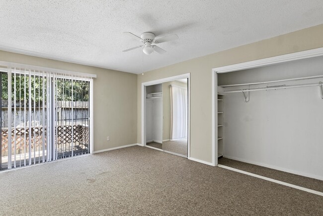 Building Photo - 3923 Old Oaks Dr