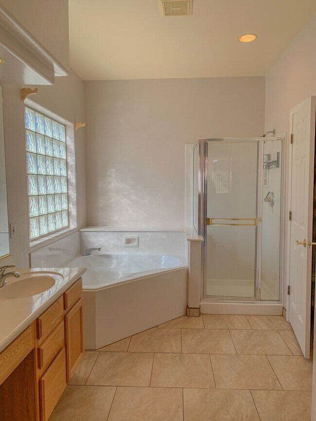 Building Photo - Beautiful West Side Home in Gated Community