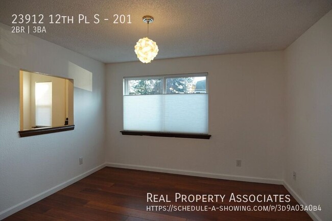 Building Photo - Spacious 2 Bedroom 2.5 Bathroom Townhouse ...