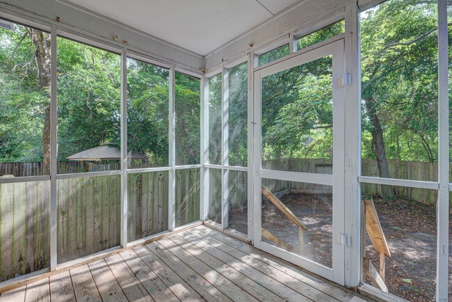 Building Photo - 617 Varsity Dr