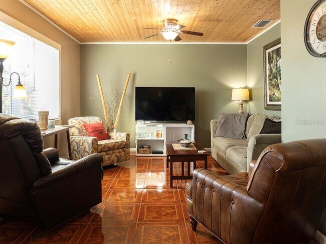 Building Photo - 380 Base Ave E