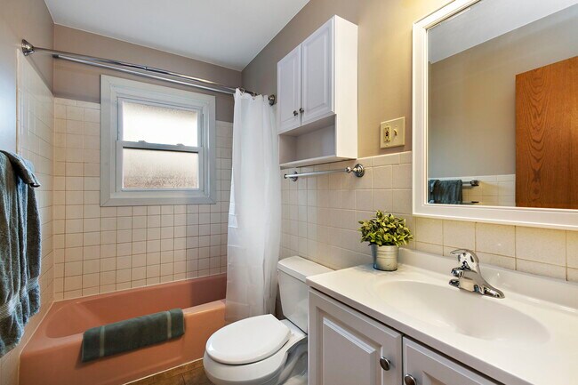 Full Bath - 1402 Heather Dr