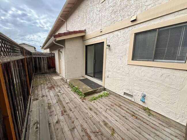 Building Photo - Remodeled Townhouse Near Downtown Campbell