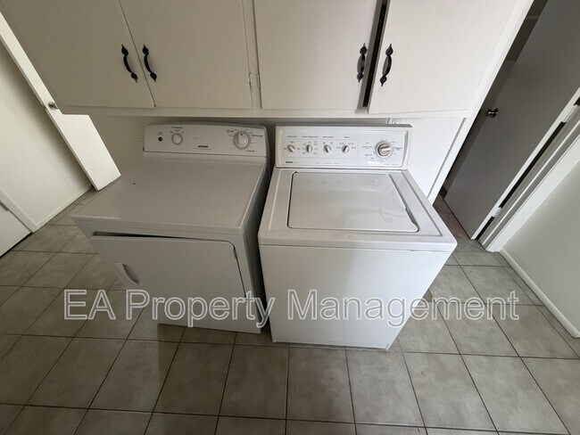 Building Photo - 3925 Mesa Verde Ave NE