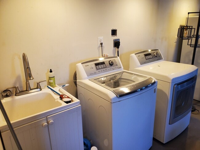 Building Photo - 6619 Beddoo St