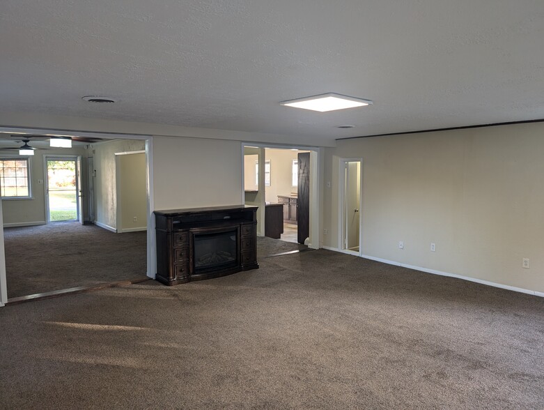 Building Photo - 645 Bottino Ln