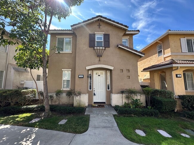 Primary Photo - Charming 2 Bed 2.5 Bath Detached Home in G...