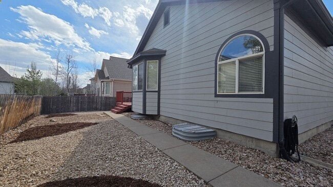 Building Photo - 3 Bedroom 2 Bath Home With Large Unfinished Basement