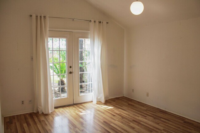 Building Photo - 3-BEDROOM IN CASTLE HILLS FOREST