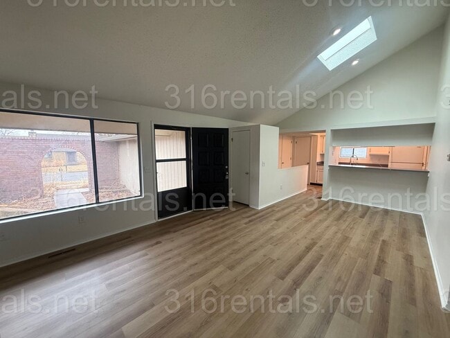 Building Photo - 1122-1124 S Laurel