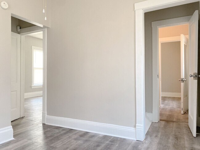 Building Photo - Large 2 bed 1 bath house