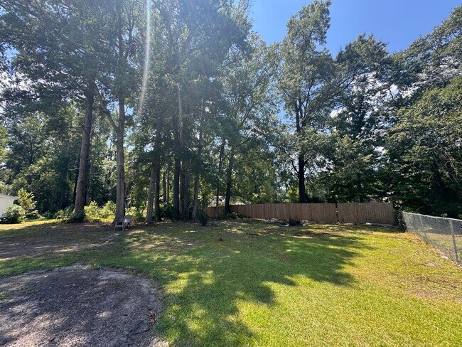 Building Photo - 413 Dell Dr