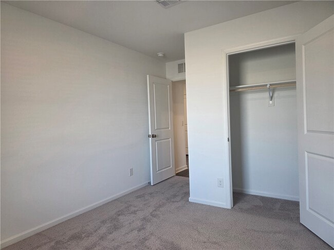 Building Photo - 2560 View Way