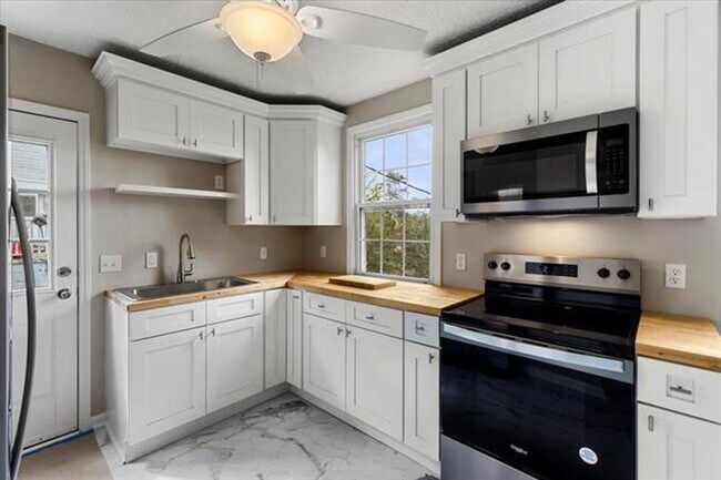 Building Photo - Radford, 3 BR / 2 BA, Available NOW