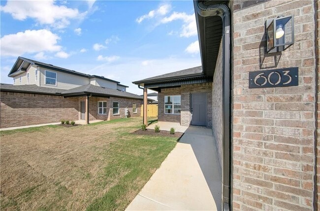 Building Photo - 603 Cosmos St
