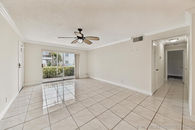 Building Photo - 6447 Bay Club Dr
