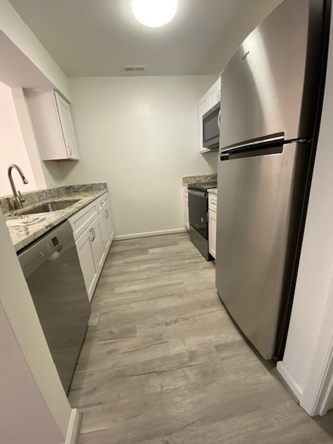 Building Photo - Available July 15, 2025!  2 bedroom condo ...