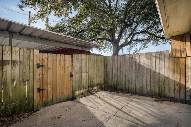 Building Photo - 7902 Grove Ridge Dr