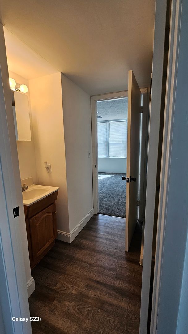 Building Photo - Spacious 4 Bedroom