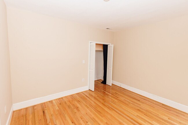 Building Photo - Large Sunny Dupont Two-Bed Condo Rental with Parking!