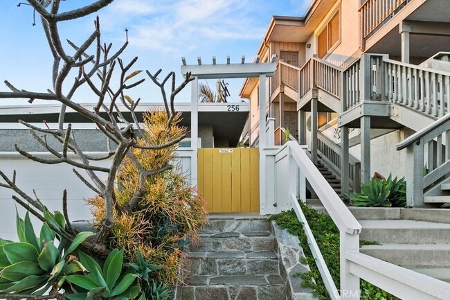 Building Photo - 256 Avenida Madrid