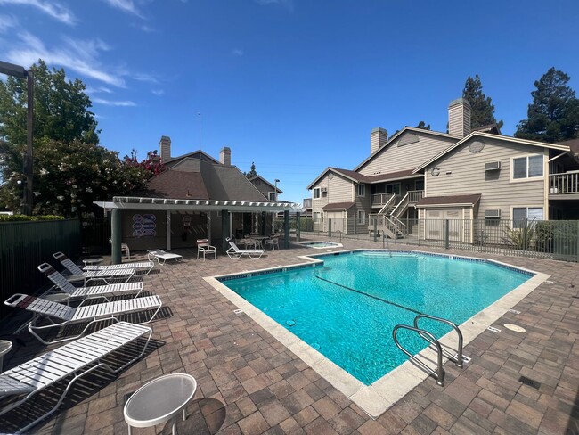 Building Photo - Extremely Well Maintained Upstairs 1/1 Condo Near Light Rail Now Available!