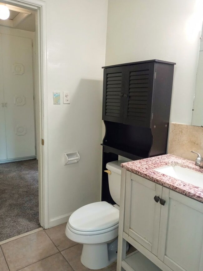 Building Photo - LAUR62-64