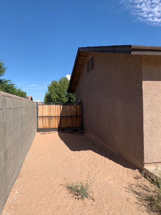 Building Photo - 3 BEDROOM HOME!