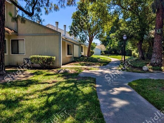 Building Photo - 2 Bed 1 Bath No one Above You