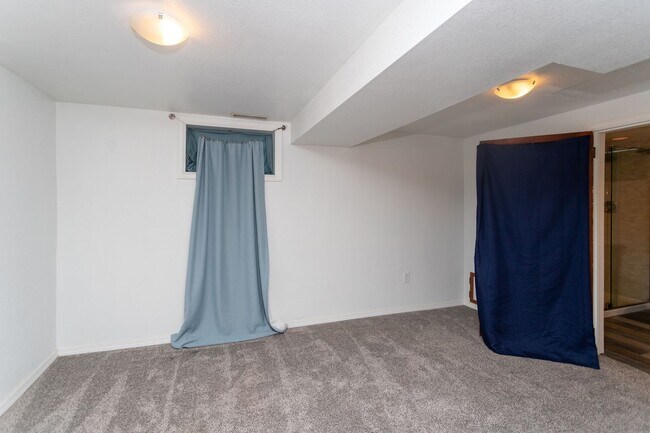 Building Photo - Lovely Downtown Property!