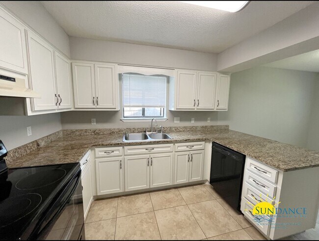 Building Photo - Charming 3-Bedroom Brick Home in Bluewater Bay Community, Caribbean East