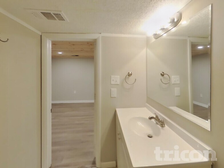 Building Photo - 1116 NE 10 St