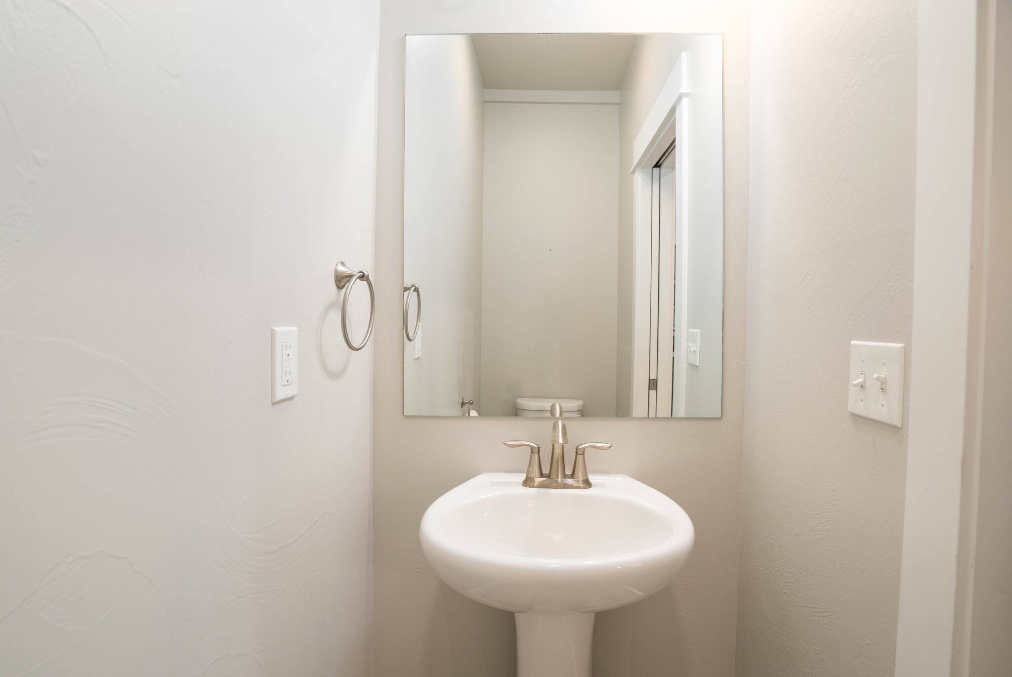 Building Photo - 1403 Happy Ln