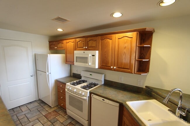 Building Photo - Light-Filled 2 Bed / 2 Bath Condo | 1,104 Sq Ft | Fireplace | Private Balcony