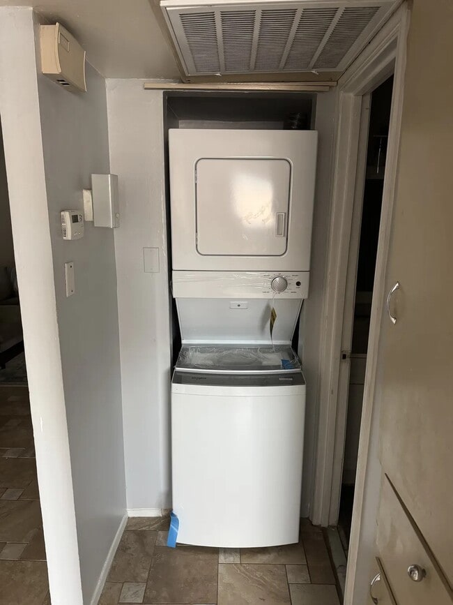 Building Photo - 11609 Chimney Rock Rd