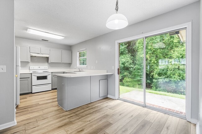 Building Photo - 3 BED | 2 BATH | NEWLY RENOVATED