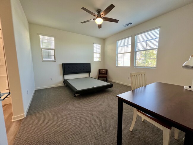 Building Photo - 2202 Rose Garden Ct