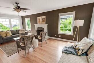 Building Photo - Spacious 4BR Capitol Hill Home with Lake W...